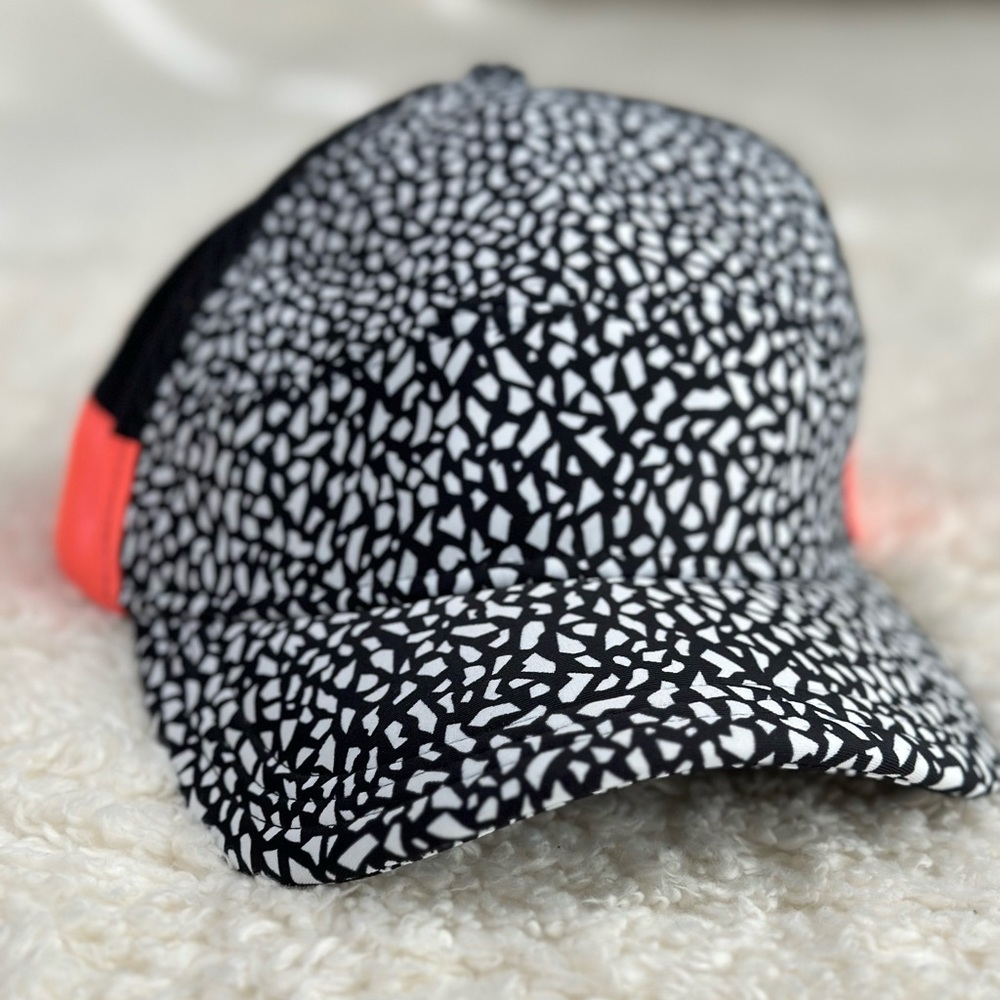 Lulu lemon adjustable hat.